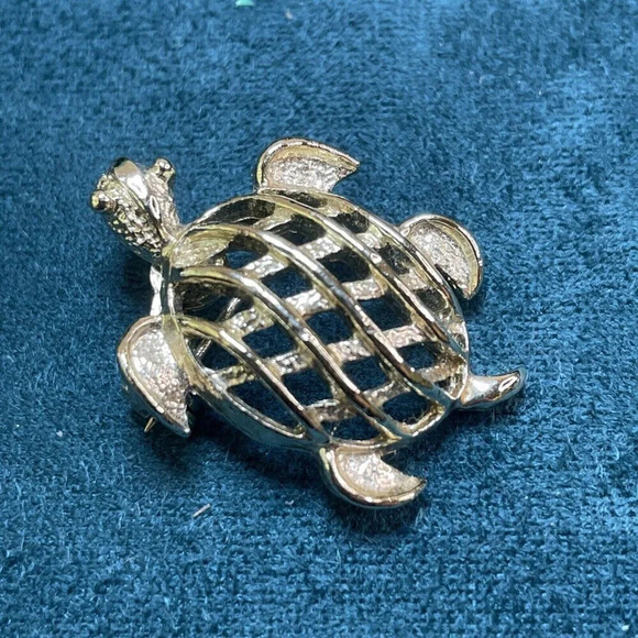 Vintage Gerry’s Gold Tone Metal Sea Turtle Brooch Pin - Picture 1 of 6